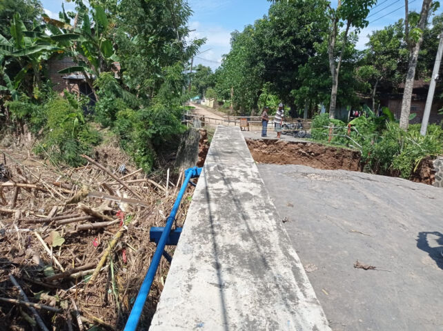 Jembatan Tlogo Kunti Bungkal Ambrol Jaringan Pipa Pdam Ikut Putus