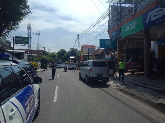 Parkir Sembarangan Di Jalan Dr Sutomo Kendaraan Terciduk Mobil