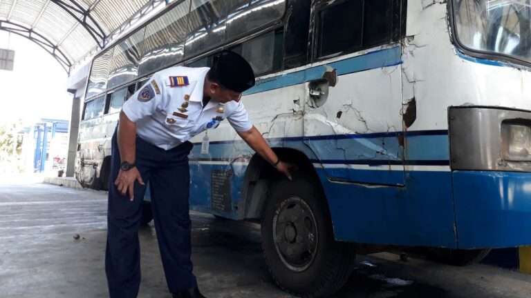 bus tidak layak