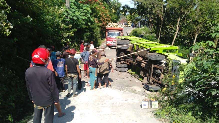 Tak Kuat Nanjak Truk  Hino  Bermuatan Tiang Listrik 