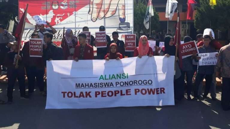 mahasiswa tolak poeple power