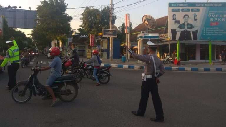 polisi atur lalu lintas alun alun ponorogo