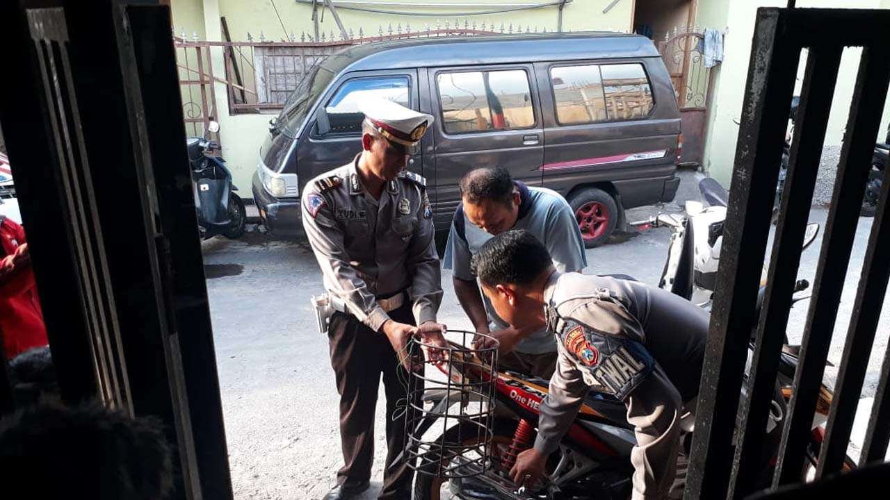 Viral Anak  Diangkut Dengan Keranjang di  Motor  Ini Alasan 