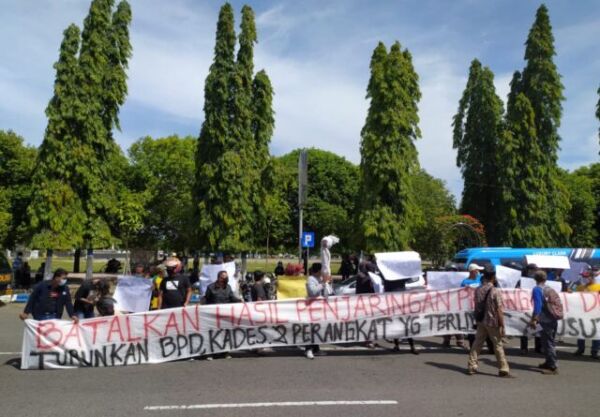 Merasa Ada Kecurangan, Puluhan Warga Semanding Demo Tuntut Penjaringan