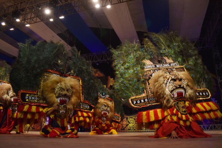 Grup seni reog BNI 46 tampil saat mengikuti Festival Nasional Reog Ponorogo 2019 di Alun-alun Ponorogo, Jawa Timur, Jumat (30/8/2019) malam.