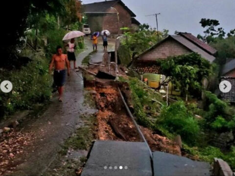 Plengsengan Jalan Ambrol , 3 Rumah Di Desa Sampung Terancam