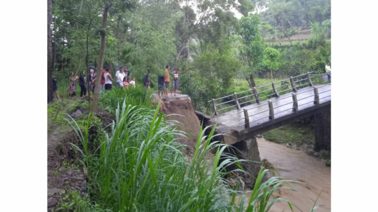 Penyangga jembatan di Pangkal ambles