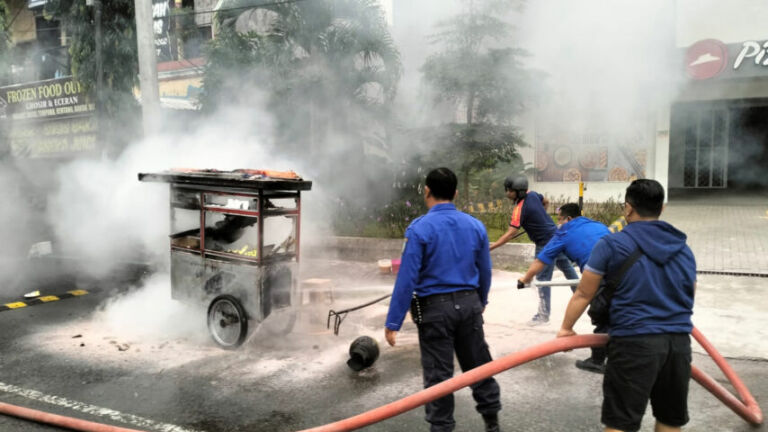 Rombong siomay terbakar