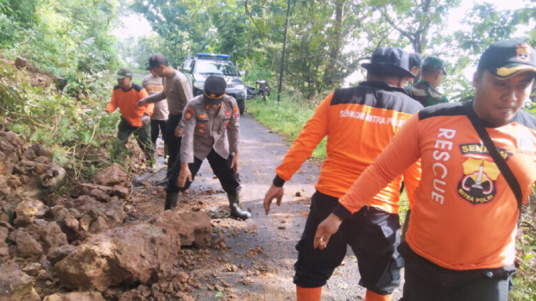 Tanah Longsor Sambit