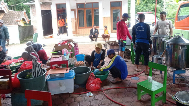 Dapur umum di pengungsian Tumpuk Sawoo