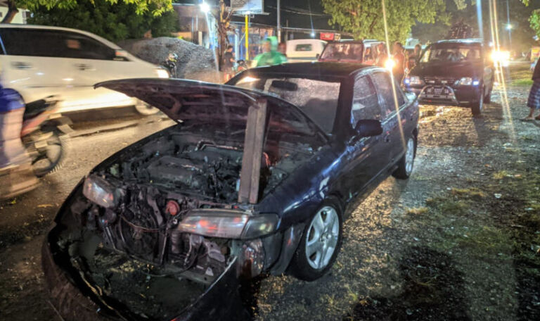 Mobil timor terbakar