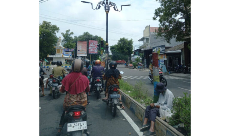 Pengemis di lampu merah sultan agung
