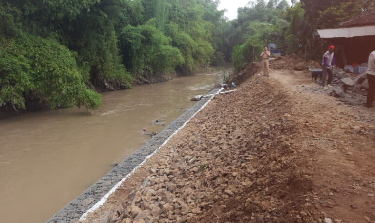 Bronjong di sungai Paju