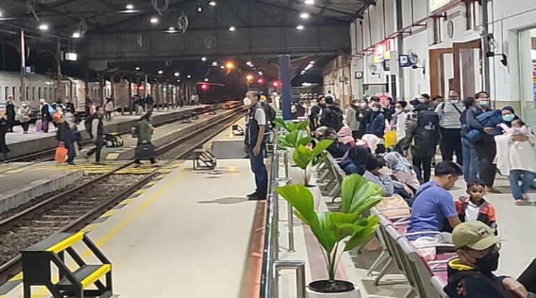 Suasana stasiun KA Madiun