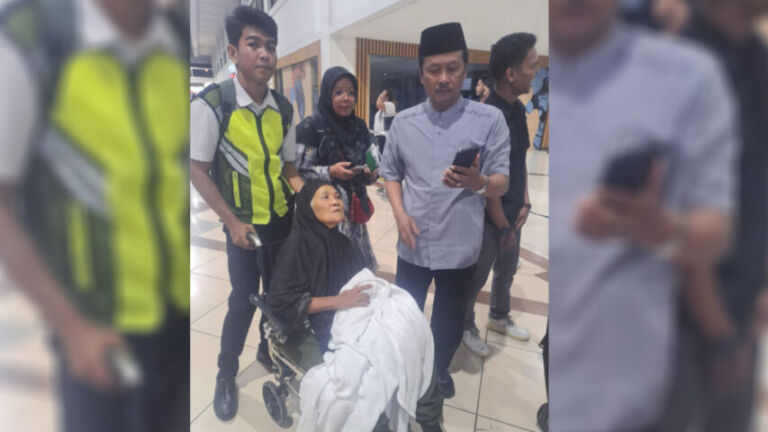 Hajah Meseri waktu penjemputan oleh keluarganya.