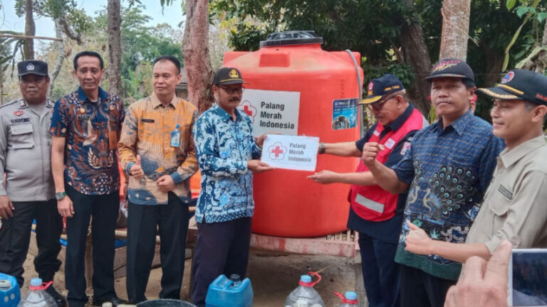 PMI Jatim bantu kekeringan Slahung