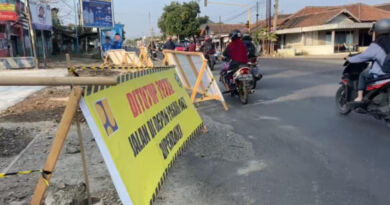 Akses jalan timur perempatan traffic light Mlilir ini ditutup total selama perbaikan.