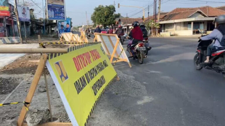 Akses jalan timur perempatan traffic light Mlilir ini ditutup total selama perbaikan.