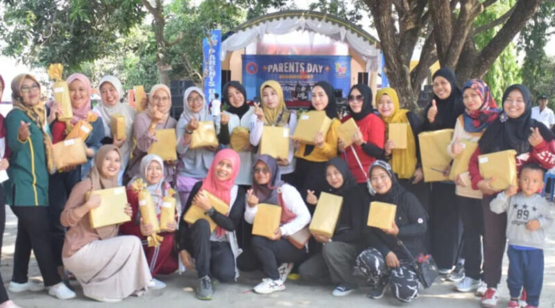 Sejumlah orang tua berpose setelah acara yang digelar pada Sabtu, (21/10). (Foto/SMP Terpadi)