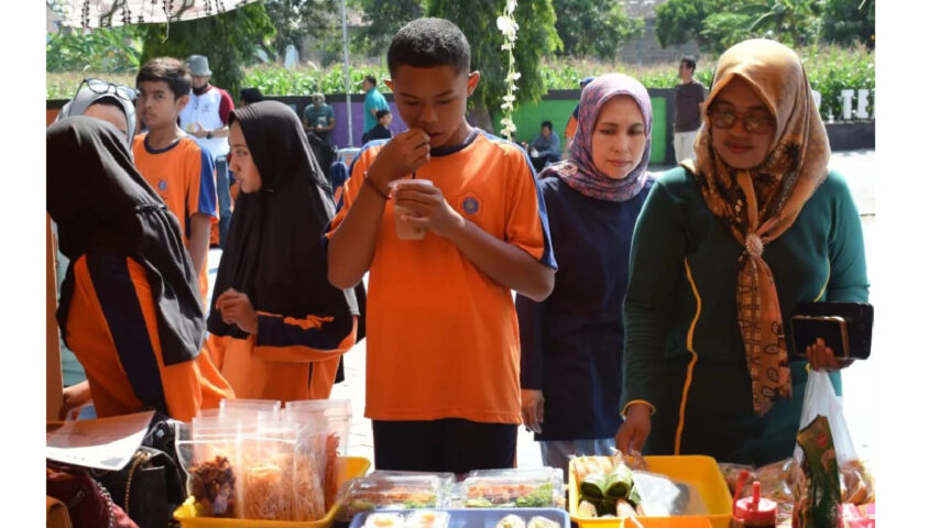 Para siswa/siswi juga dikenalkan dengan dunia bisnis, melalui stan yang disediakan oleh sekolah.