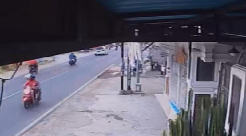 Tangkapan layar dari CCTV warga sekitar menunjukkan pelaku penabrak mobil.
