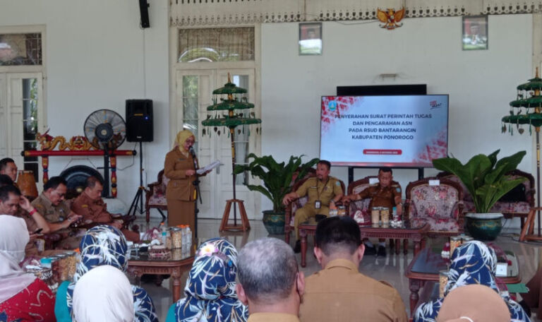 Bupati Sugiri Sancoko di Pringgitan melantik 64 nakes untuk Hospitel Bantarangin.