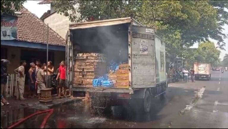 Tangkapan layar vidio truk box terbakar di Tambakbayan.