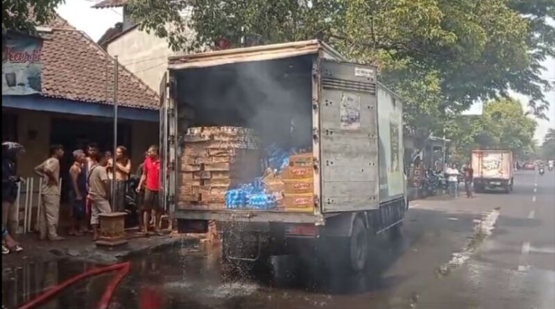 Tangkapan layar vidio truk box terbakar di Tambakbayan.