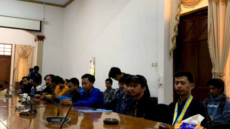Aksi damai para mahasiswa yang terkumpul dalam PMII Cab. Ponorogo di dalam gedung DPRD. (Foto/Istimewa)
