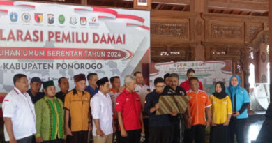 Deklarasi dilakukan di Pendopo Kabupaten Ponorogo dihadiri semua parpol. (Foto/Yudi)
