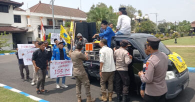 Aliansi mahasiswa yang tergabung dalam PMII Ponorogo gelar aksi unjuk rasa di depan kantor dinas Bupati Sugiti Sancoko. (Foto/Yudi)