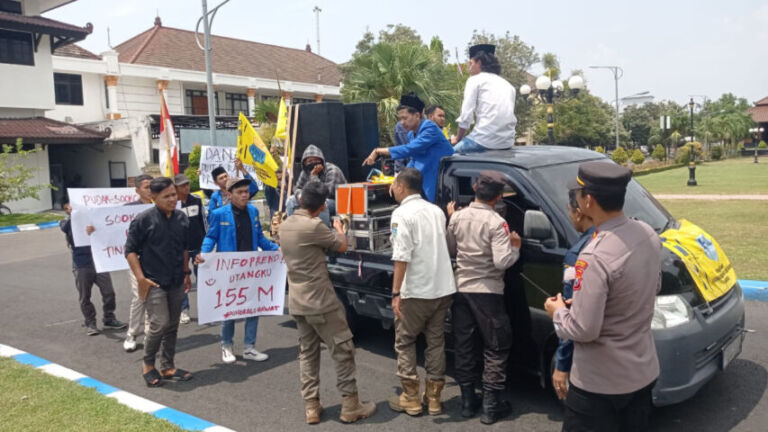 Aliansi mahasiswa yang tergabung dalam PMII Ponorogo gelar aksi unjuk rasa di depan kantor dinas Bupati Sugiti Sancoko. (Foto/Yudi)