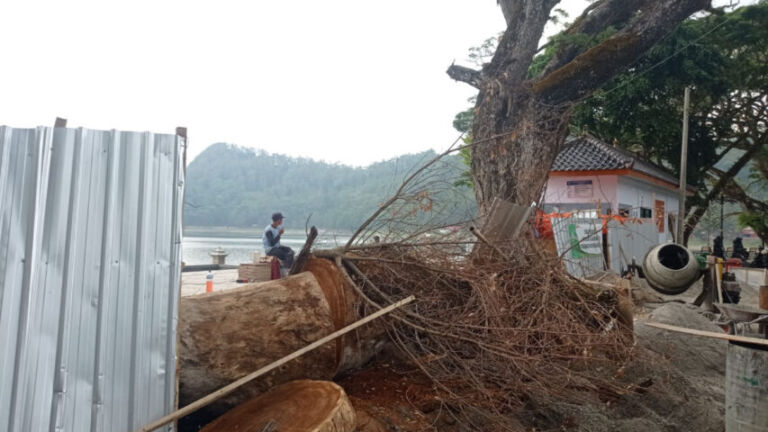 Progres pembangunan dermaga di telaga Ngebel ditargetkan selesai November 2023. (Foto/Yudi)