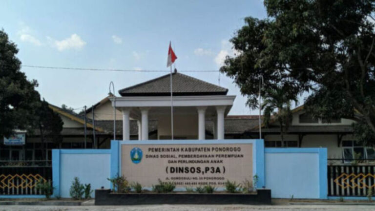 Dinsos P3A Ponorogo yang terletak di Jl. Gondo Suli No. 35. siap menjadi teman bagi remaja yang butuh teman curhat.
