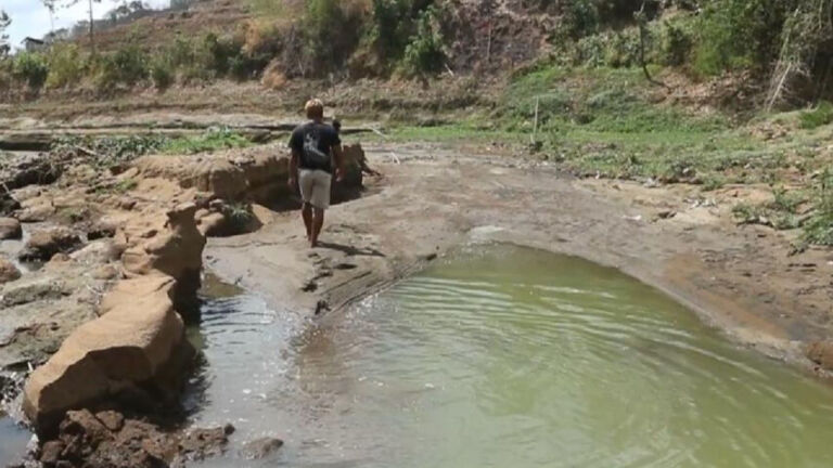 LImbah kotoran yang mencemari sungai keyang