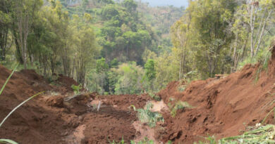 Kondisi longsor yang terjadi cukup berimbas pada petani-petani yang ada di Dukuh Kendal, Bareng, Pudak. (Foto/Polsek Pudak)