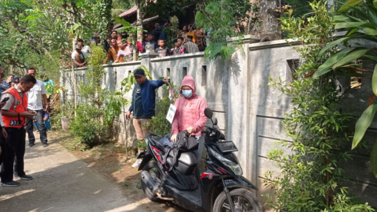 Senin (13/11) siang dilakukan reka ulang kasus perampokan di Hotel Harmoni, Ngebel. (Foto/Yudi)