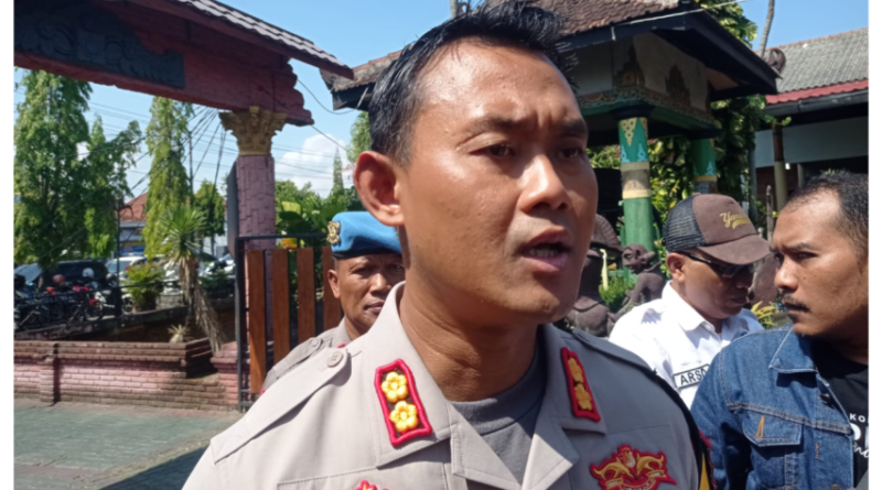AKBP Anton dalam pernyataannya kepada wartawan terkait kasus curanmor Winginianom, Sambit. (Foto/Yudi)