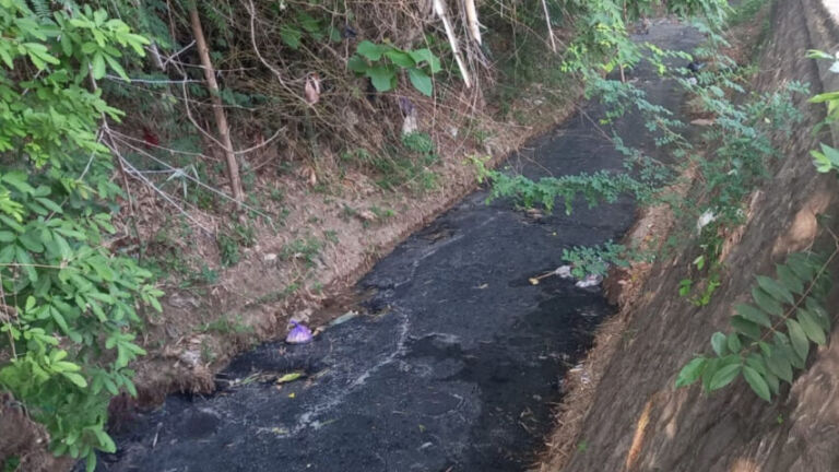 Sungai dicemari limbah yang diduga dari limbah tahu. (Foto/Isitimewa)