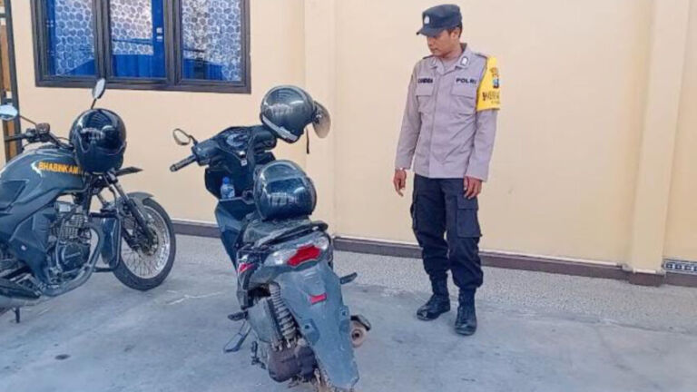 Motor korban penjambretan selepas jatuh dari parit yang diamakan oleh anggota Polsek Pulung.