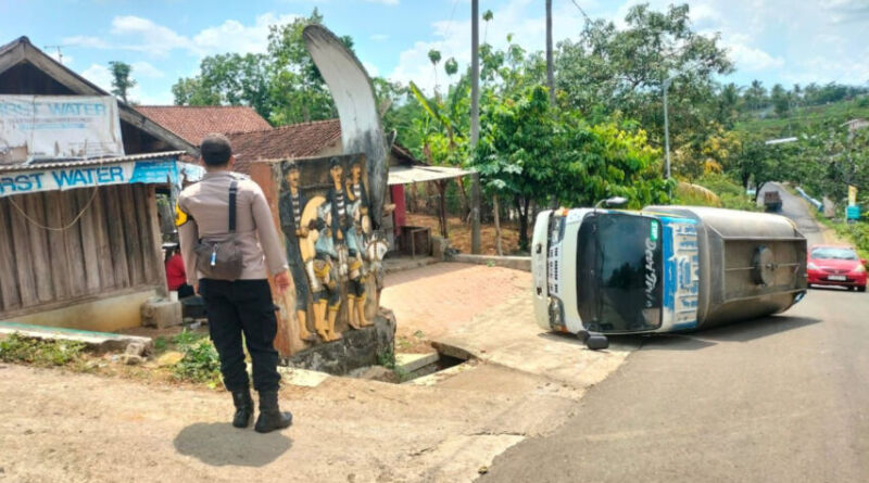 Truk tangki berisi air isi ulang terguling karena tak kuat menanjak dan rem blong. (Foto/Polsek Sooko)