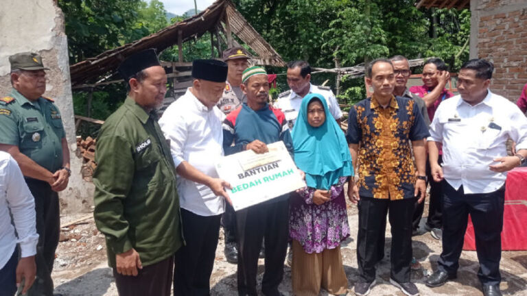 Pemkab Ponorogo dan BAZNAS berikan bantuan untuk rumah Jarno yang ambruk. (Foto/Yudi)