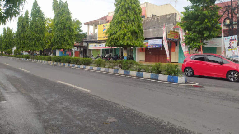 Median jalan ini akan mulai dibongkar pada Kamis (25/1) esok. (Foto/Yudi)