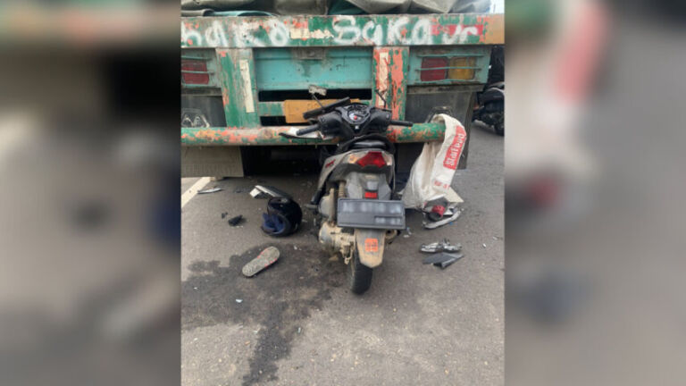 Tampak sepeda motor Honda Beat masuk ke badan belakang truk. (Foto/Yudi)