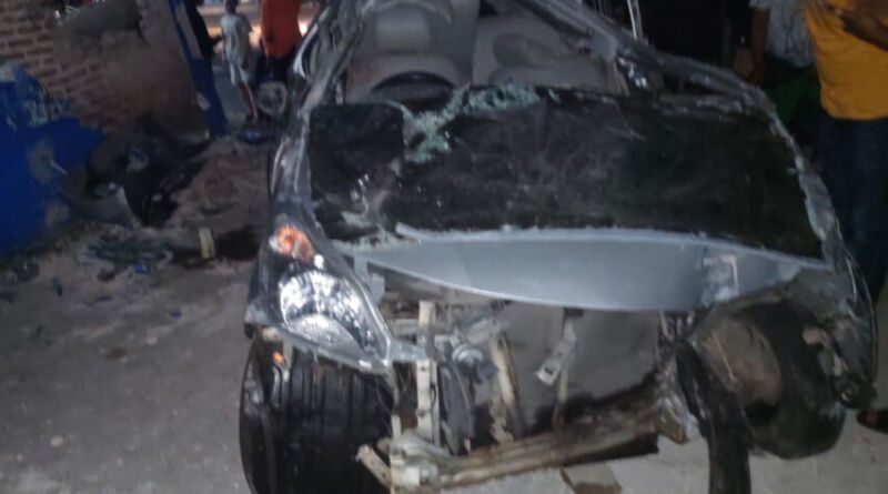 Mobil Xenia rusak cukup parah pasca laka tunggal di Jalan Ponorogo - Madiun. (Foto/Isitimewa)