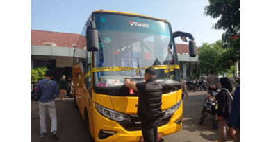 Bus Perspa Pacitan yang dilempari oknum suporter Persepon. (Foto/Yudi)