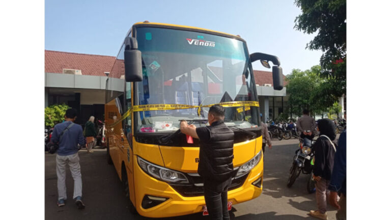 Bus Perspa Pacitan yang dilempari oknum suporter Persepon. (Foto/Yudi)