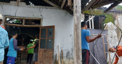 Rumah milik Sujarno yang ambruk, mulai dibersihkan bersama warga sekitar. (Foto/Sirnan)