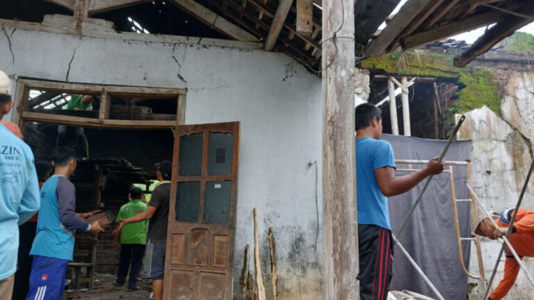 Rumah milik Sujarno yang ambruk, mulai dibersihkan bersama warga sekitar. (Foto/Sirnan)