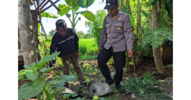 Terlihat petugas sedang mengevakuasi serpihan tabung gas helium milik Katimun. (Foto/Yudi)